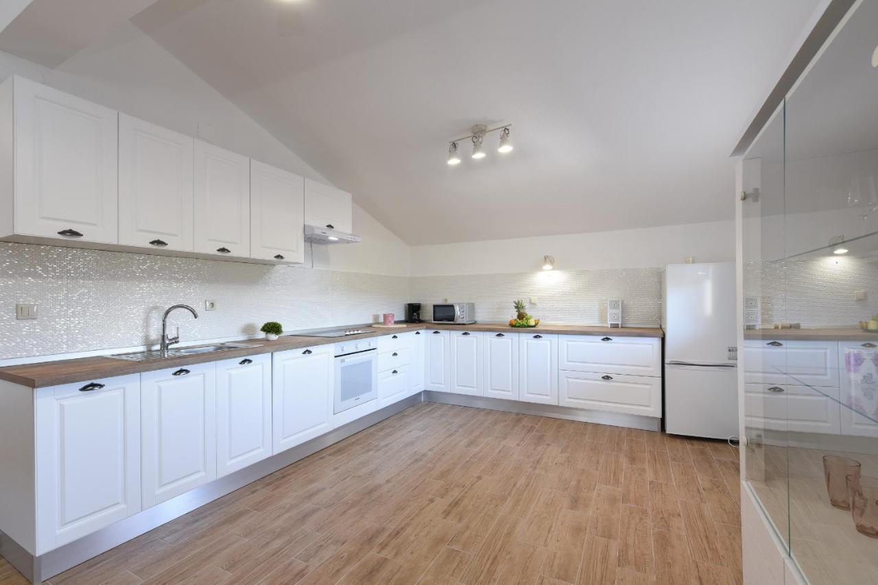 Magas With Private Pool Apartment Vinjerac