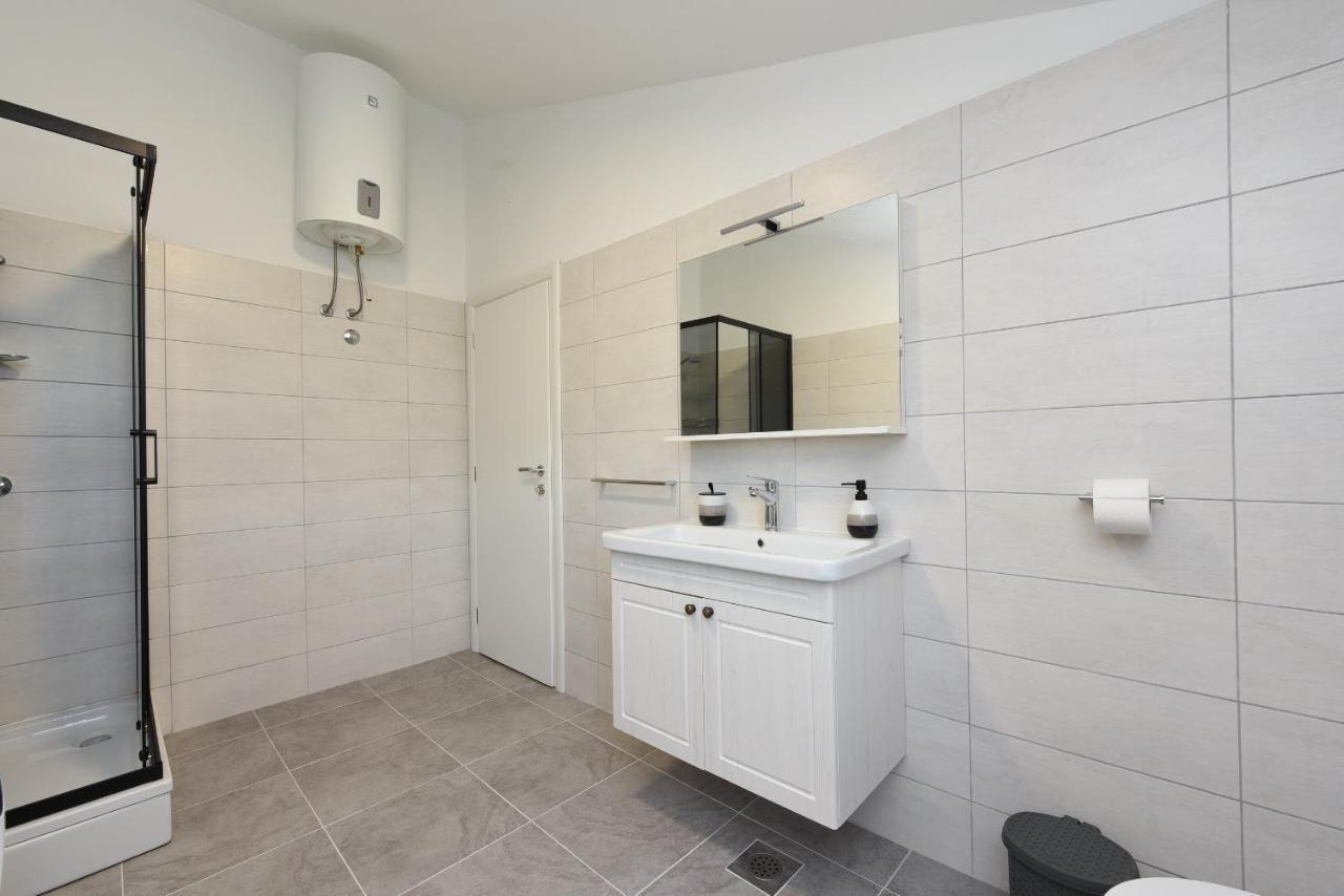 Apartment Magas With Private Pool Vinjerac